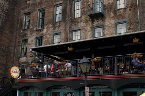 restaurants in savannah river street.